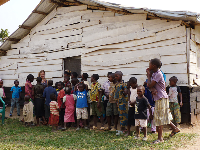  Dzięki kilku zwrotom w suahili mogłam, bez pomocy dwóch tłumaczy, porozmawiać chwilę z dziećmi z Kongijskiego obozu.