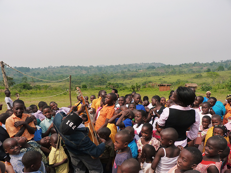 Bright i Rose śpiewają i tańczą z dziećmi z wioski Nwaibanda.
