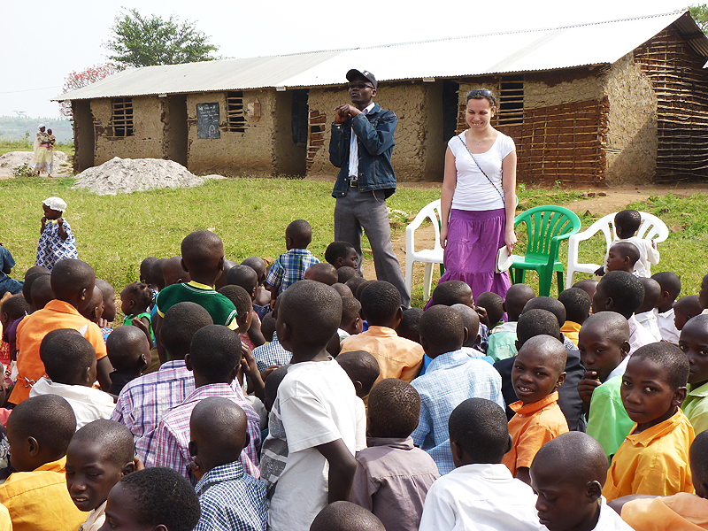 Kasia prowadzi zajęcia dla dzieci w Nwaibanda, Bright tłumaczy ją z angielskiego na język lokalny.